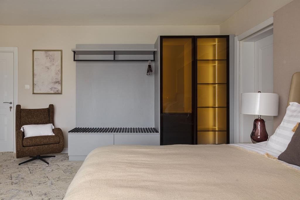 White themed 3 bedroom apartment